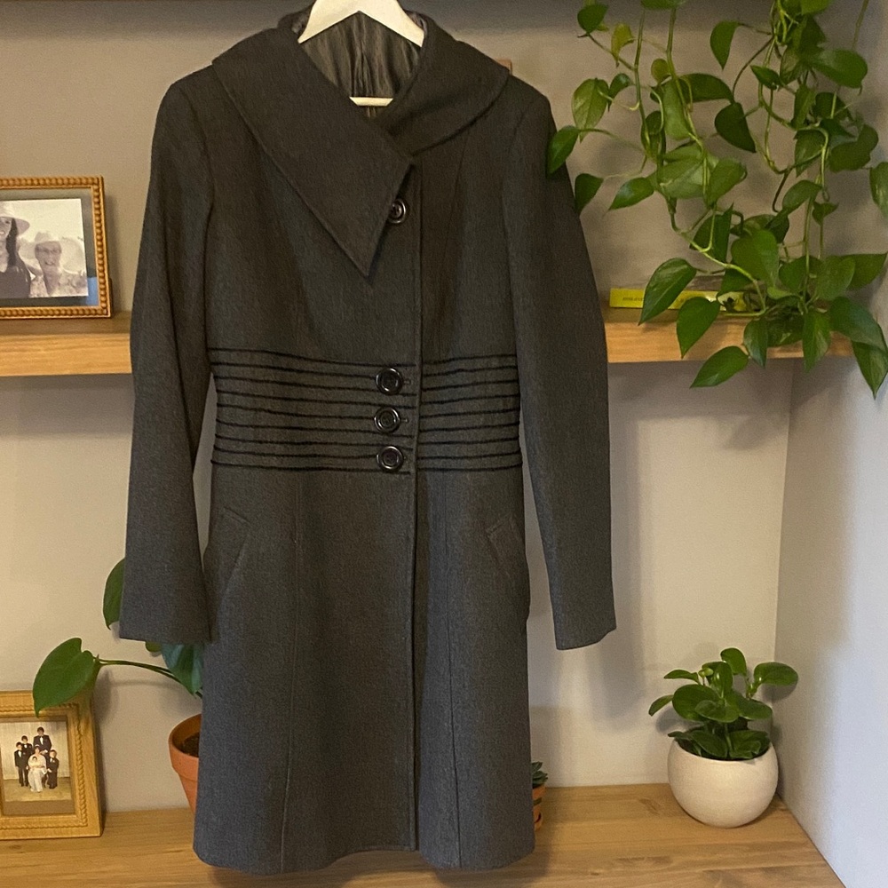Stylish Gray Coat with Button Detail